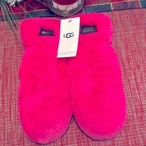 NWT UGG HOT PINK faux fur mittens ….size S/M